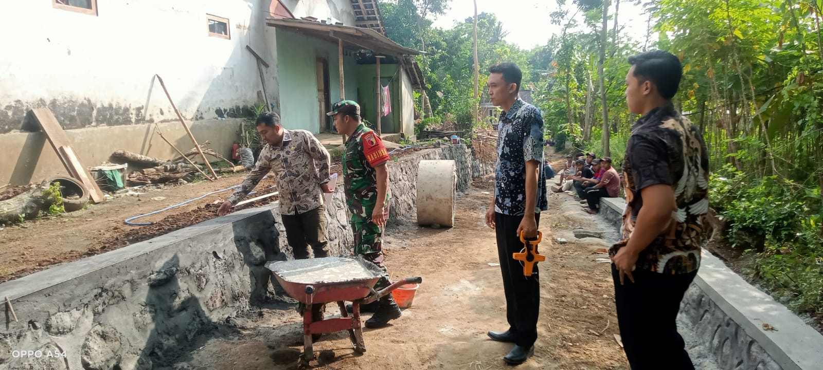 Babinsa Tiris Kawal Monev Desa Pesawahan Demi Transparansi Pembangunan