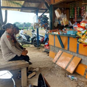 Warung Bhabinkamtibmas, Aiptu Mukhsodin Serap Aspirasi Warga di Warung Pak Maman