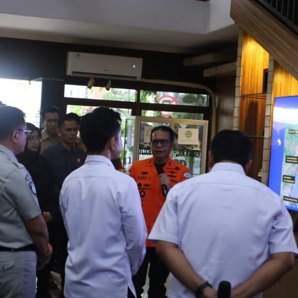 TNI AL TINJAU PENANGANAN SAR KMP TUNU PRATAMA JAYA BERSAMA WAPRES RI
