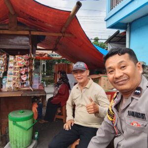 Bhabinkamtibmas Desa Bitung Jaya Sambangi Warung Binaan, Perkuat Silaturahmi dan Edukasi Kamtibmas