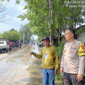 Bhabinkamtibmas Monitoring Daerah Banjir di Kelurahan Bunder, Cikupa