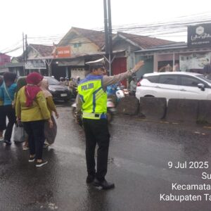 Polsek Cikupa Laksanakan Gatur Lalin Pagi di Depan PT Cingluh, Pastikan Arus Lancar dan Aman