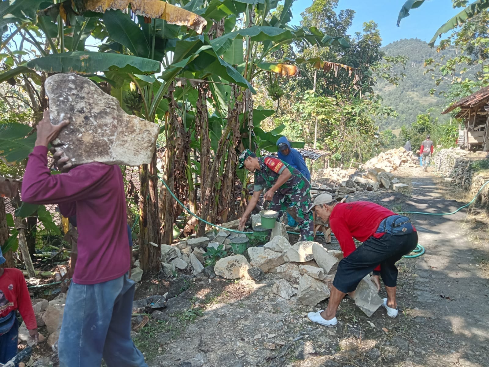 Babinsa Di Batuwarno Bersama Warga Bangu Talud, Ini Tujuannya Babinsa Di Batuwarno Bersama Warga Bangu Talud, Ini Tujuannya