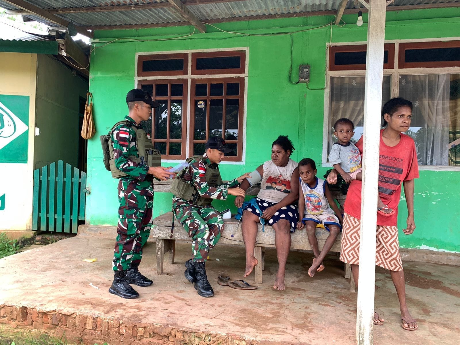 Melayani dengan Hati: TNI Peduli Kesehatan Warga Kampung Kweel