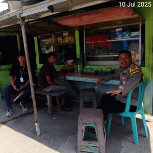 Aipda Tri Iskandar Sambangi Warung Binaan, Jalin Kedekatan dengan Warga Bitung Jaya