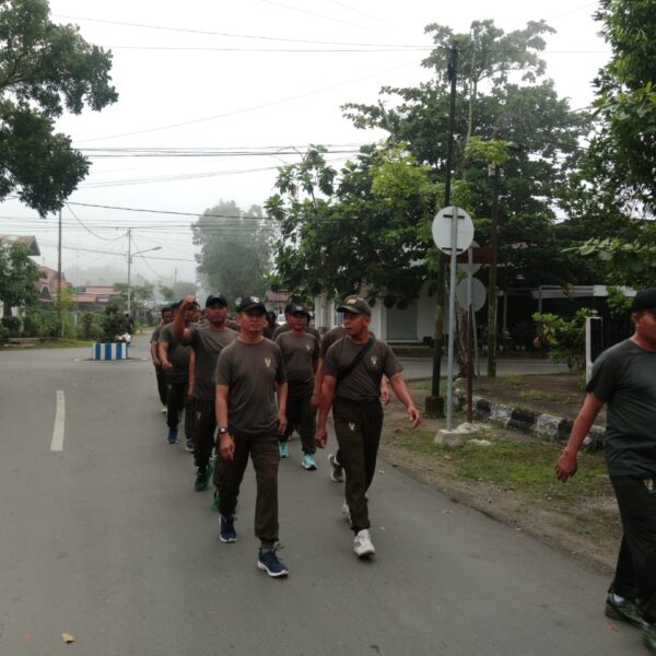 Prajurit Kodim 1002/HST Kompak Ikuti Jalan Santai di Tengah Kota Barabai