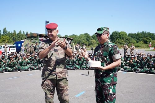 Momen Kejutan Dari TNI Untuk Wakil Gubernur Militer Perancis