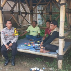 Bhabinkamtibmas Desa Pasir Gadung Dorong Warga Pengangguran untuk Bangkit Lewat Program Polisi Peduli Pengangguran