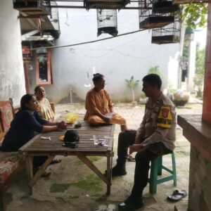 Bhabinkamtibmas Kelurahan Sukamulya Sambang Warga, Sampaikan Pesan Kamtibmas