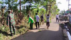 Sinergi TNI dan Warga Bersihkan Lingkungan Desa Pohsangit Lor Wonomerto