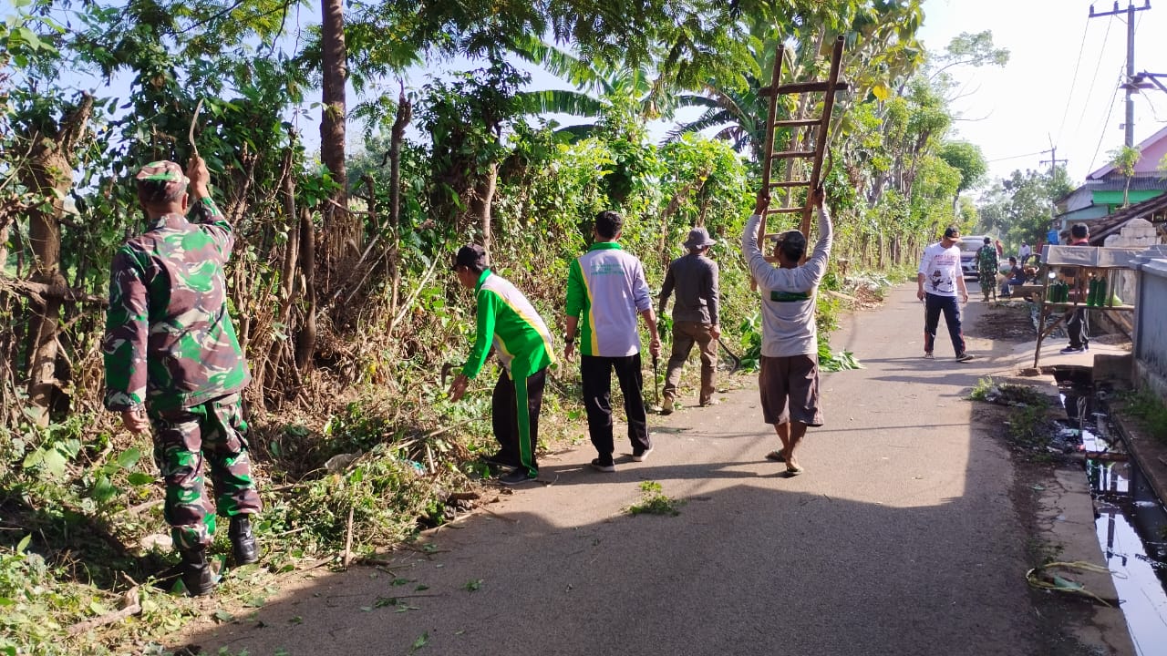 Sinergi TNI dan Warga Bersihkan Lingkungan Desa Pohsangit Lor Wonomerto