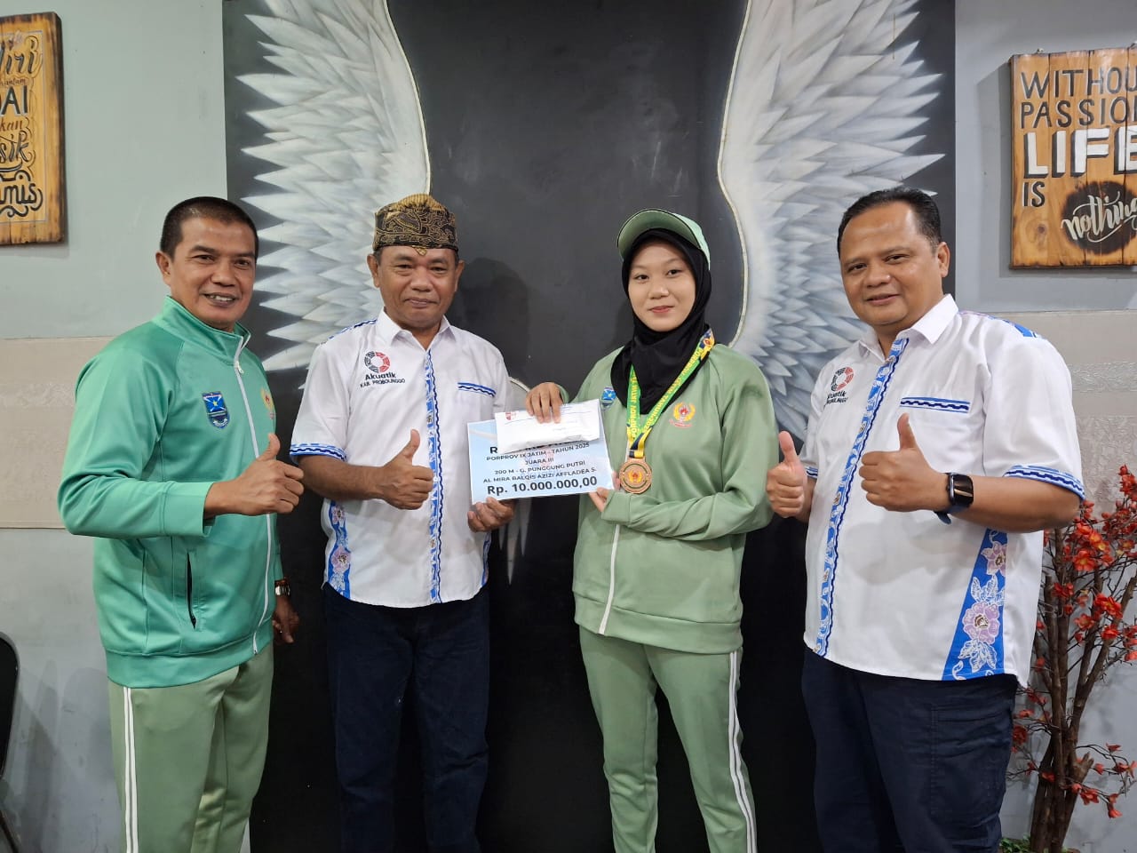 Akuatik Probolinggo Serahkan Reward Rp 10 Juta Bagi Atlet Renang Peraih Medali Perunggu Porprov Jatim 2025