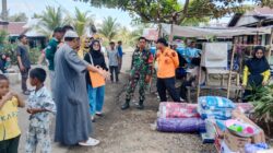 Babinsa Dampingi Pemkab HST Salurkan Bantuan Korban Kebakaran Rumah