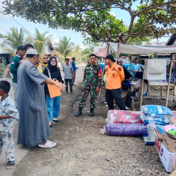Babinsa Dampingi Pemkab HST Salurkan Bantuan Korban Kebakaran Rumah