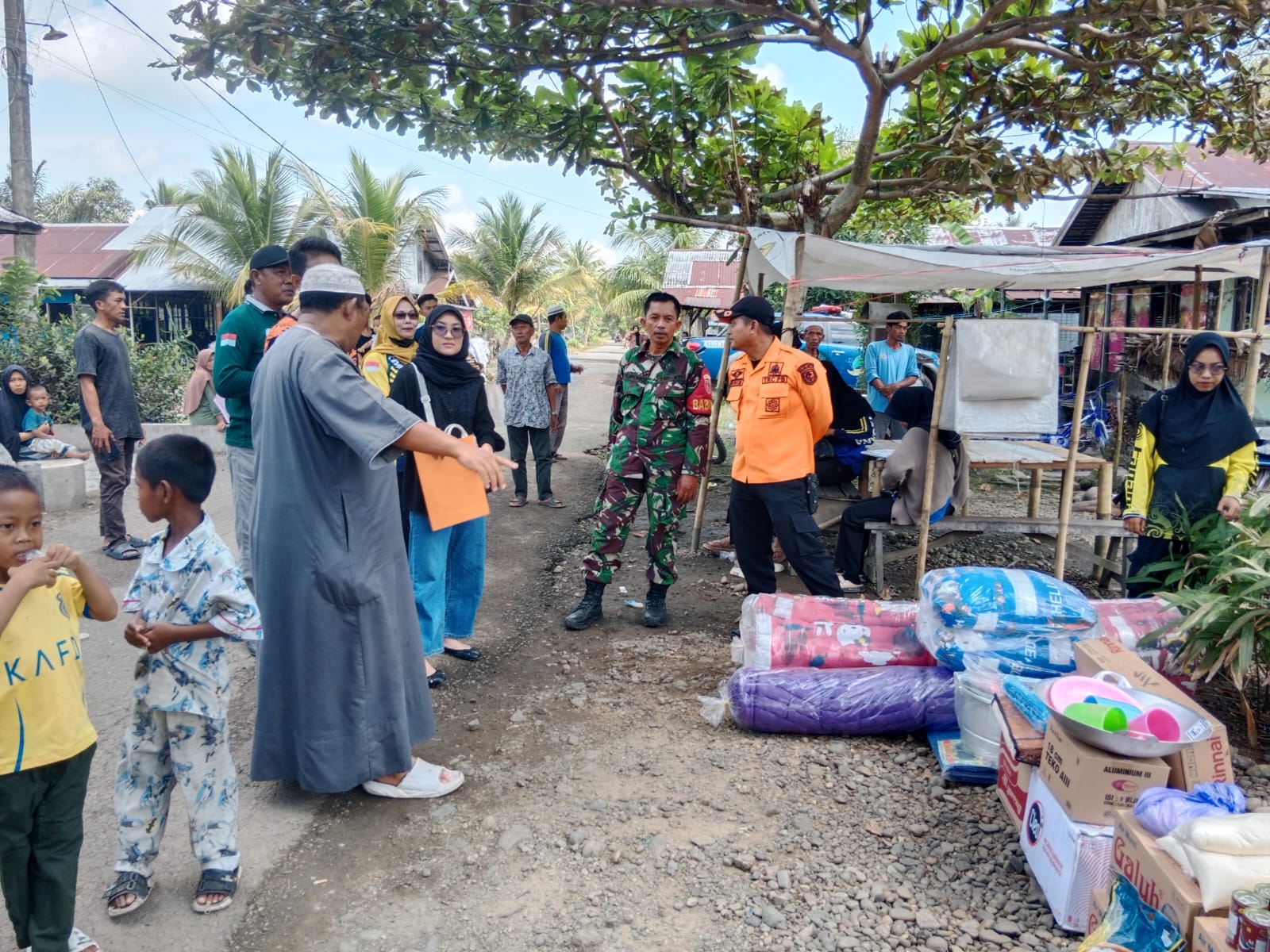 Babinsa Dampingi Pemkab HST Salurkan Bantuan Korban Kebakaran Rumah