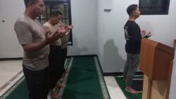 Personel Polsek Cikupa Laksanakan Sholat Subuh Berjamaah di Musholla Al Muttaqin