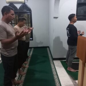 Personel Polsek Cikupa Laksanakan Sholat Subuh Berjamaah di Musholla Al Muttaqin Personel Polsek Cikupa Laksanakan Sholat Subuh Berjamaah di Musholla Al Muttaqin