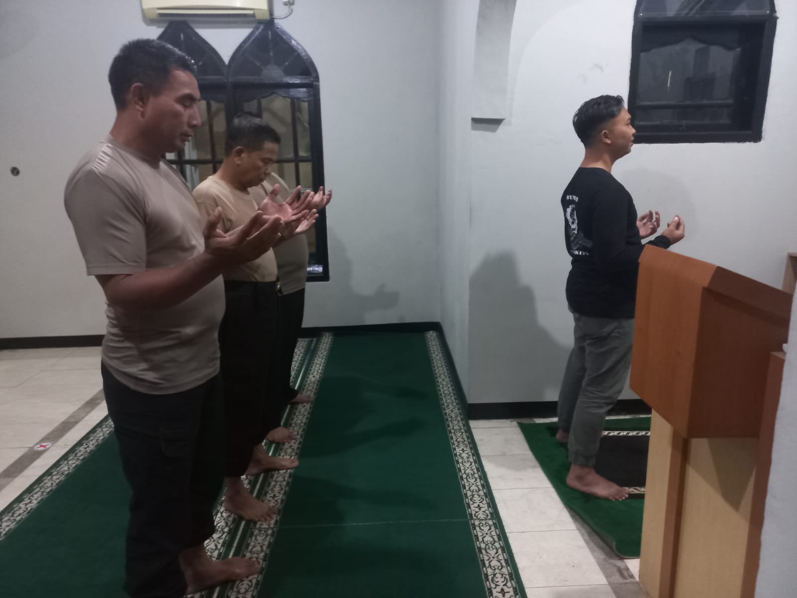 Personel Polsek Cikupa Laksanakan Sholat Subuh Berjamaah di Musholla Al Muttaqin
