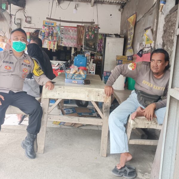Bhabinkamtibmas Polsek Cikupa Serap Aspirasi Warga Melalui Program "Warung Bhabinkamtibmas" di Desa Sukanagara