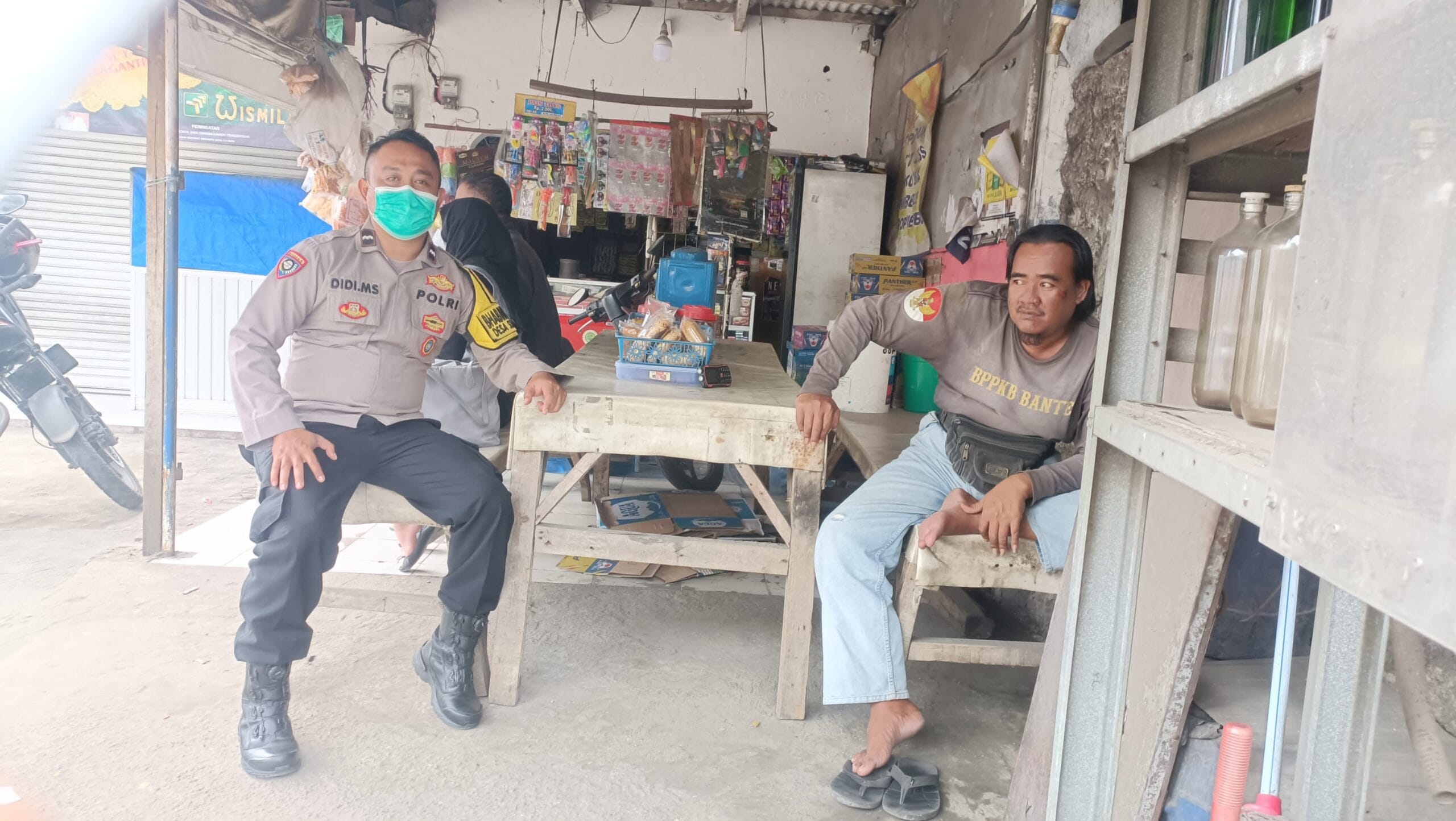 Bhabinkamtibmas Polsek Cikupa Serap Aspirasi Warga Melalui Program "Warung Bhabinkamtibmas" di Desa Sukanagara Bhabinkamtibmas Polsek Cikupa Serap Aspirasi Warga Melalui Program "Warung Bhabinkamtibmas" di Desa Sukanagara