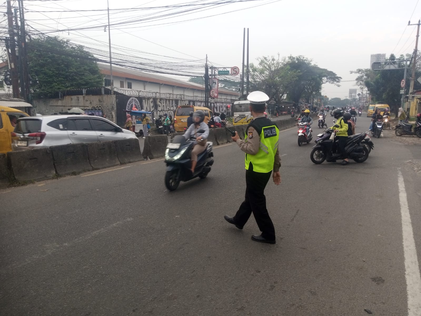 Personel Lantas Polsek Cikupa Laksanakan Pengaturan Lalu Lintas Pagi Hari di Titik Rawan Kepadatan