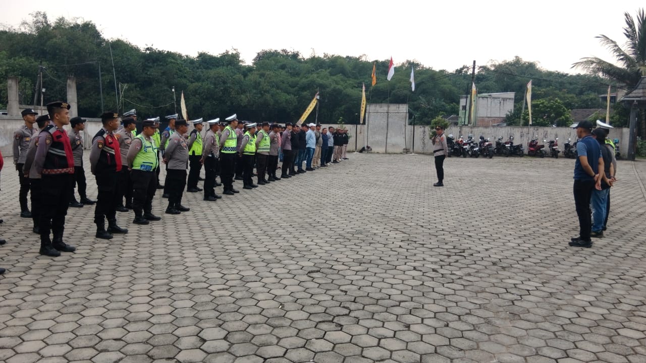 Demi Menjaga Harkamtibmas, Kapolsek Tigaraksa Pimpin Apel Pengamanan Pengesahan Warga Baru Persaudaraan Setia Hati Teratai (PSHT) Cabang Kabupaten Tangerang