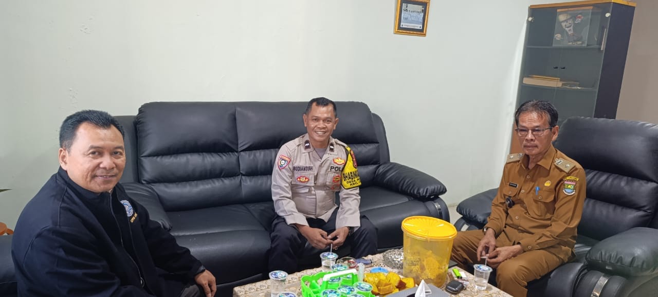 Bhabinkamtibmas Desa Pasir Jaya Sambangi Kantor Desa, Ajak Masyarakat Jaga Kamtibmas