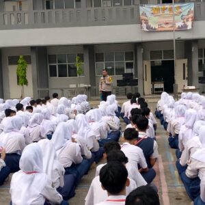 Bhabinkamtibmas Polsek Cikupa Sosialisasikan Bahaya Narkoba dan Tawuran Saat MPLS di SMAN 31 Kabupaten Tangerang Bhabinkamtibmas Polsek Cikupa Sosialisasikan Bahaya Narkoba dan Tawuran Saat MPLS di SMAN 31 Kabupaten Tangerang