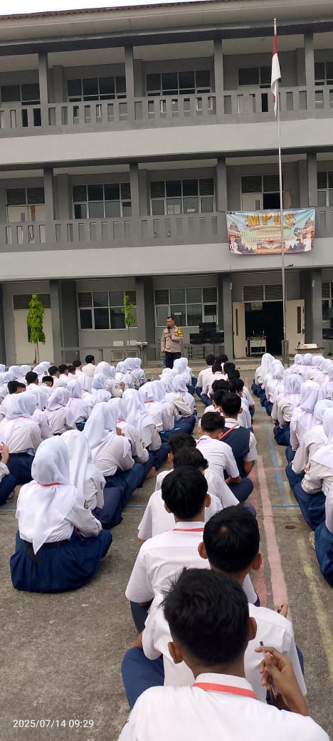 Bhabinkamtibmas Polsek Cikupa Sosialisasikan Bahaya Narkoba dan Tawuran Saat MPLS di SMAN 31 Kabupaten Tangerang Bhabinkamtibmas Polsek Cikupa Sosialisasikan Bahaya Narkoba dan Tawuran Saat MPLS di SMAN 31 Kabupaten Tangerang