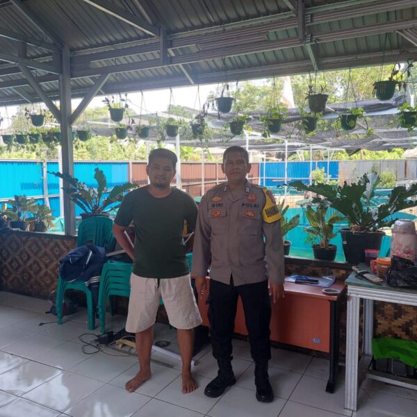 Dukung Ketahanan Pangan, Bhabinkamtibmas Polsek Tigaraksa Bripka M. Giri Manggala Kunjungi Warga Binaan Ketua Kelompok Budidaya Lele di Kp. Lewihalu