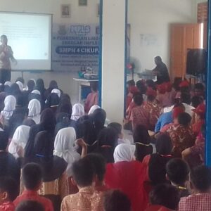 Bripka Ristyanto Hadir di Tengah Siswa, Sosialisasikan Bahaya Narkoba dan Tawuran Bripka Ristyanto Hadir di Tengah Siswa, Sosialisasikan Bahaya Narkoba dan Tawuran