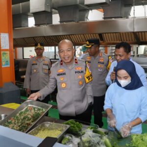 Wakapolda Banten Resmikan SPPG Polresta Tangerang, Komitmen Dukung Program Nasional MBG Wakapolda Banten Resmikan SPPG Polresta Tangerang, Komitmen Dukung Program Nasional MBG