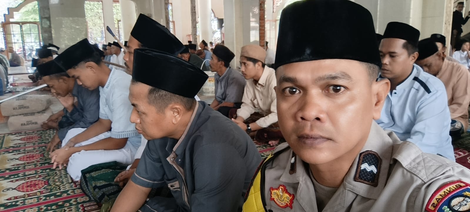 Jalin Silaturahmi, Bhabinkamtibmas Desa Pasir Jaya Laksanakan Jumat Keliling di Masjid Nurul Falah