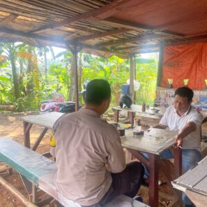 Bhabinkamtibmas Polsek Cikupa Sambangi Warung Warga, Sampaikan Edukasi Kamtibmas Lewat Dialog Interaktif Bhabinkamtibmas Polsek Cikupa Sambangi Warung Warga, Sampaikan Edukasi Kamtibmas Lewat Dialog Interaktif