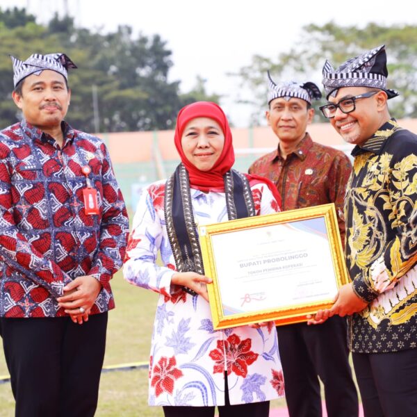 Bupati Haris Raih Penghargaan Sebagai Tokoh Pembina Koperasi di Jawa Timur