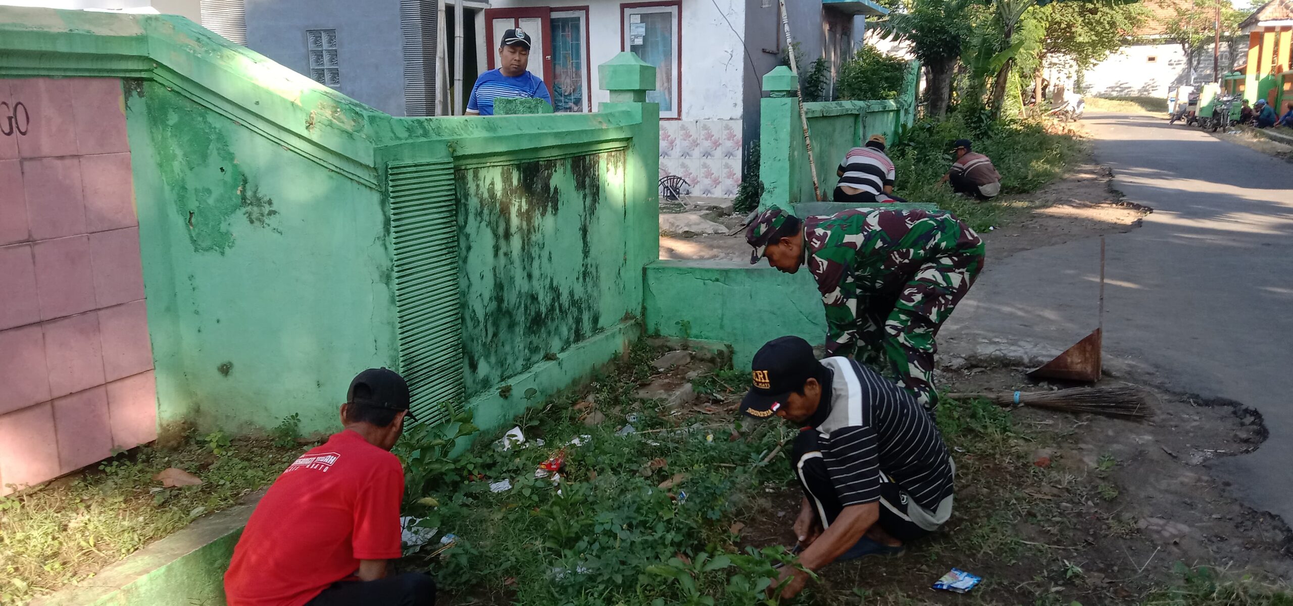 Karya Bakti Babinsa Koramil 0820/07 Wonomerto Wujudkan Kebersamaan di Hari Jumat Bersih