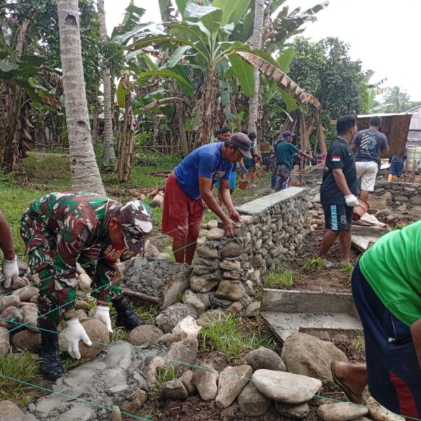 Kebersamaan Terjalin, Babinsa dan Warga Gotong Royong Bangun Pondasi Rumah