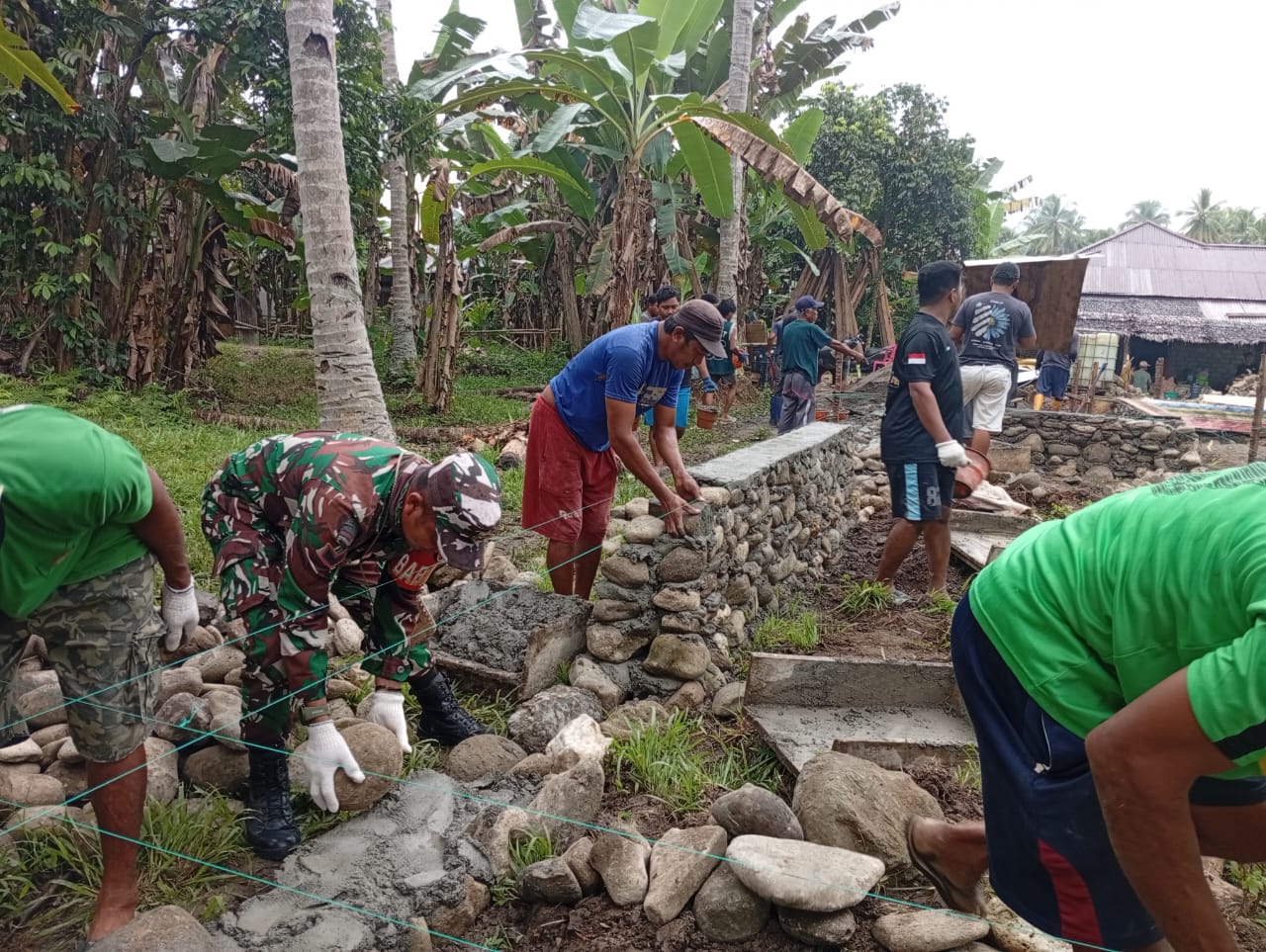 Kebersamaan Terjalin, Babinsa dan Warga Gotong Royong Bangun Pondasi Rumah