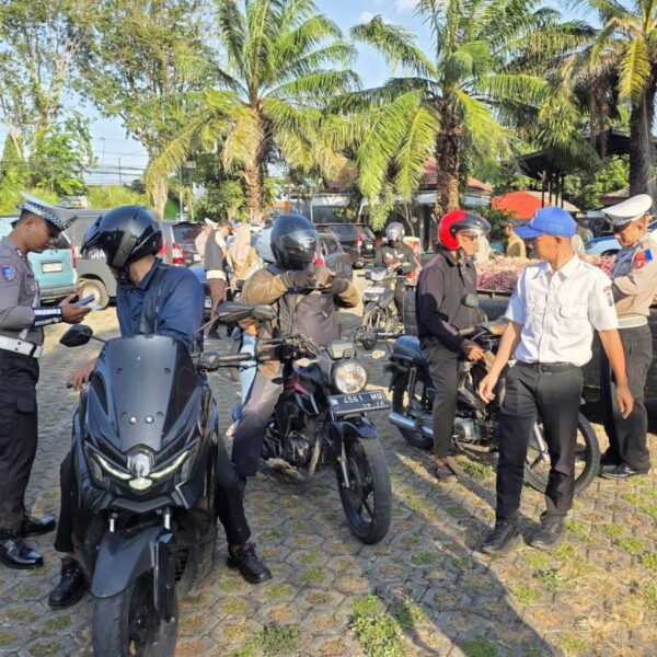 Operasi Patuh Semeru 2025 Polres Probolinggo Beri Hadiah Bagi Pengendara yang Tertib Lalu Lintas