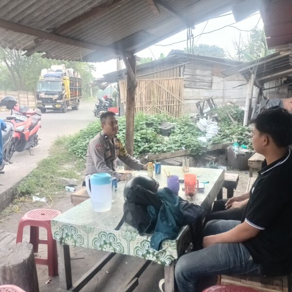 Bhabinkamtibmas Desa Sukanagara Sambang Warung Warga, Serap Aspirasi dan Sampaikan Himbauan Kamtibmas
