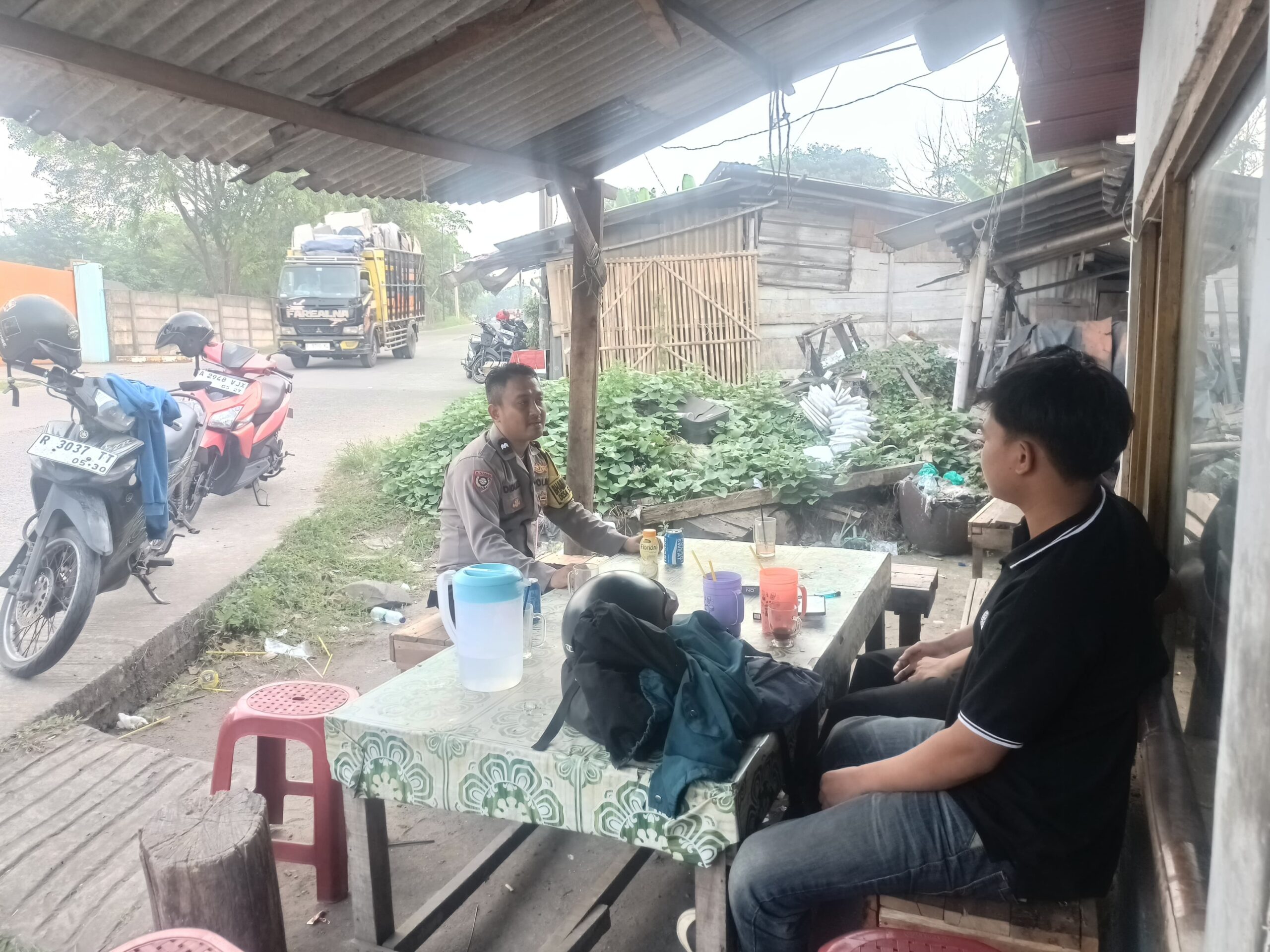 Bhabinkamtibmas Desa Sukanagara Sambang Warung Warga, Serap Aspirasi dan Sampaikan Himbauan Kamtibmas