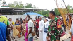 Babinsa Koramil Mapurujaya Hadiri Penyambutan Sekaligus Pengamanan Kedatangan Uskup Timika Di Wilayah Binaan