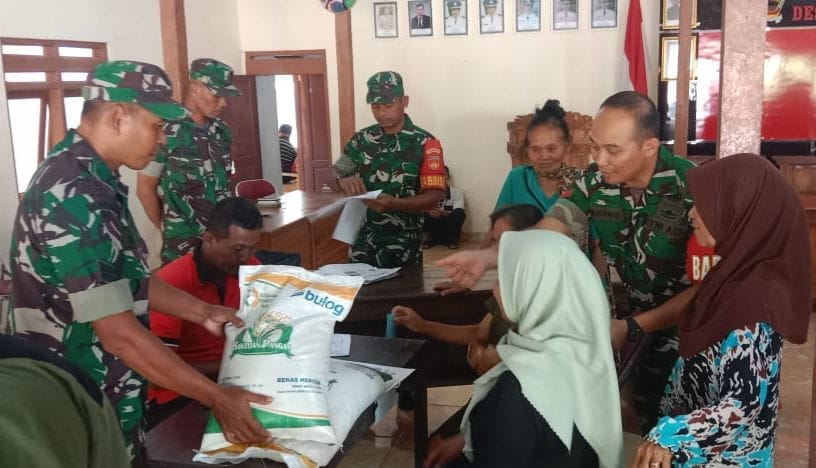Pastikan Bantuan Berjalan Aman, Babinsa Dampingi Penyaluran Bantuan Pangan Dari Pemerintah
