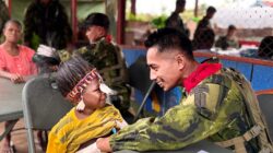 PANGKOGAB WILHAN III BERSAMA SATGAS YONIF 733/MASARIKU GELAR BAKTI SOSIAL, PELAYANAN KESEHATAN, DAN MAKAN GRATIS UNTUK WARGA MUMUGU