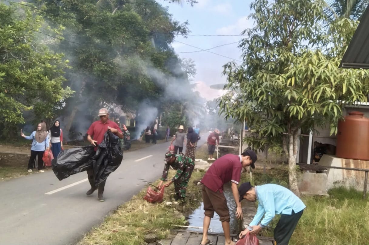 TNI dan Warga Tabat Padang Bersatu Jaga Kebersihan Lewat Gotong Royong