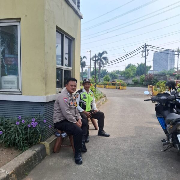 Bhabinkamtibmas Desa Talaga Sambang Warga, Sampaikan Himbauan Kamtibmas dan Nomor Darurat Polisi 110