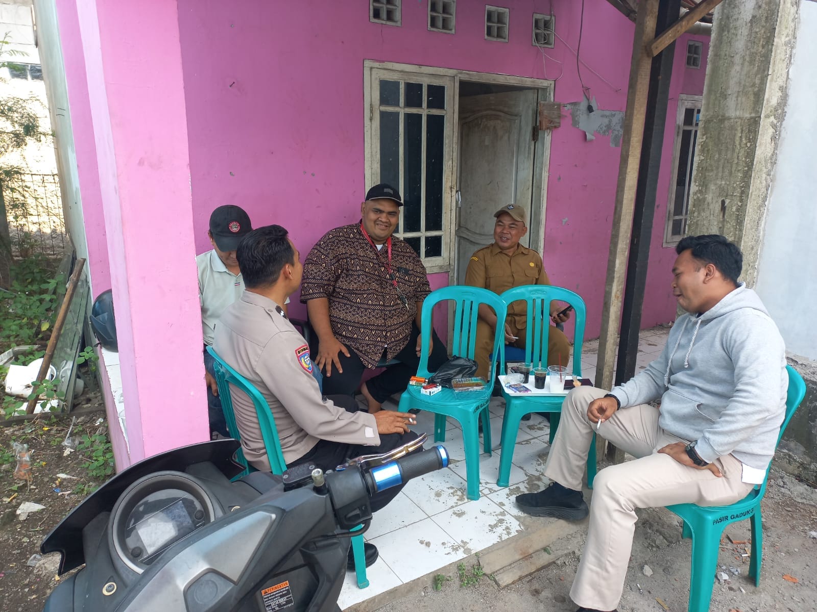 Bhabinkamtibmas Desa Pasir Gadung Ajak Warga Pengangguran Manfaatkan Pelatihan Kerja Bhabinkamtibmas Desa Pasir Gadung Ajak Warga Pengangguran Manfaatkan Pelatihan Kerja