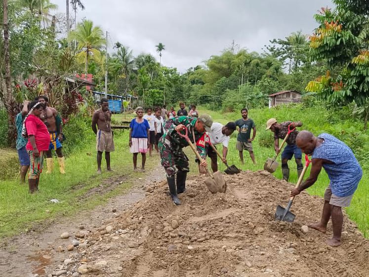Babinsa Koramil 1710-06/Agimuga Ajak Warga Gotong Royong Timbun Jalan Rusak