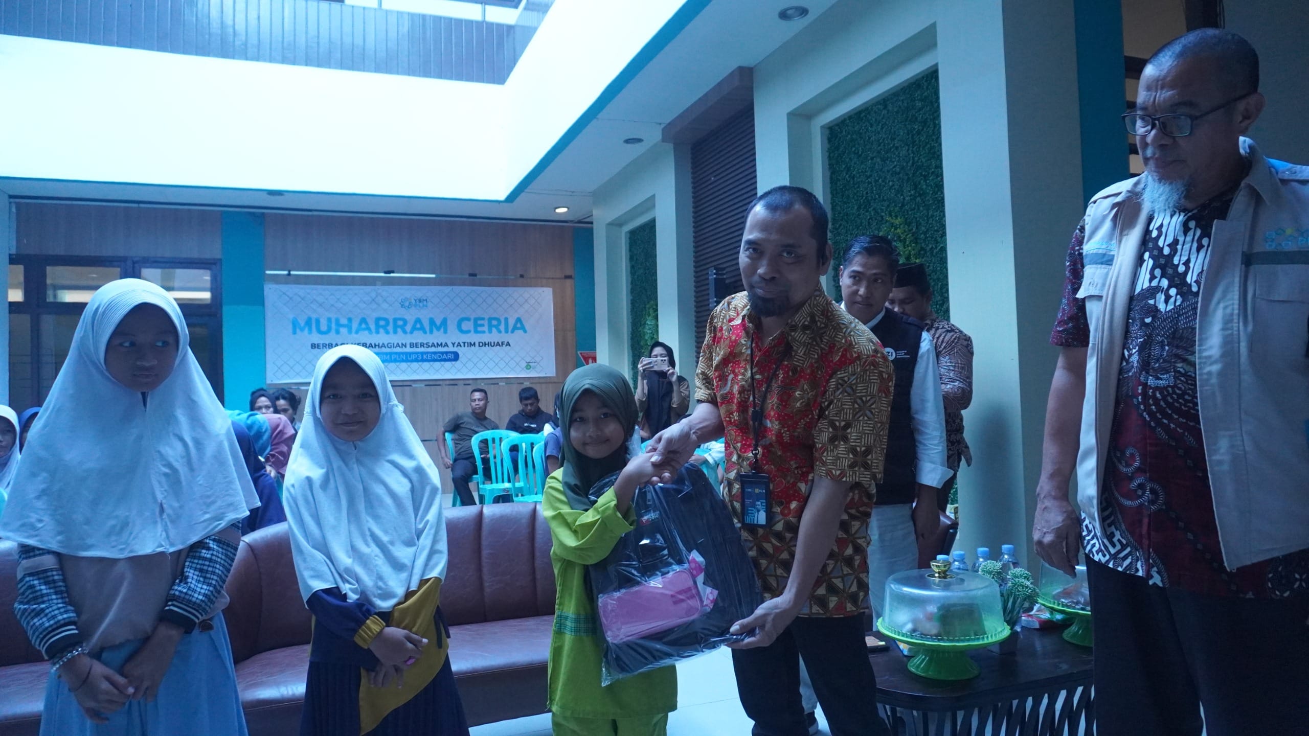 Peduli anak yatim, YBM PLN UP3 Kendari salurkan Bantuan Peralatan Sekolah Peduli anak yatim, YBM PLN UP3 Kendari salurkan Bantuan Peralatan Sekolah
