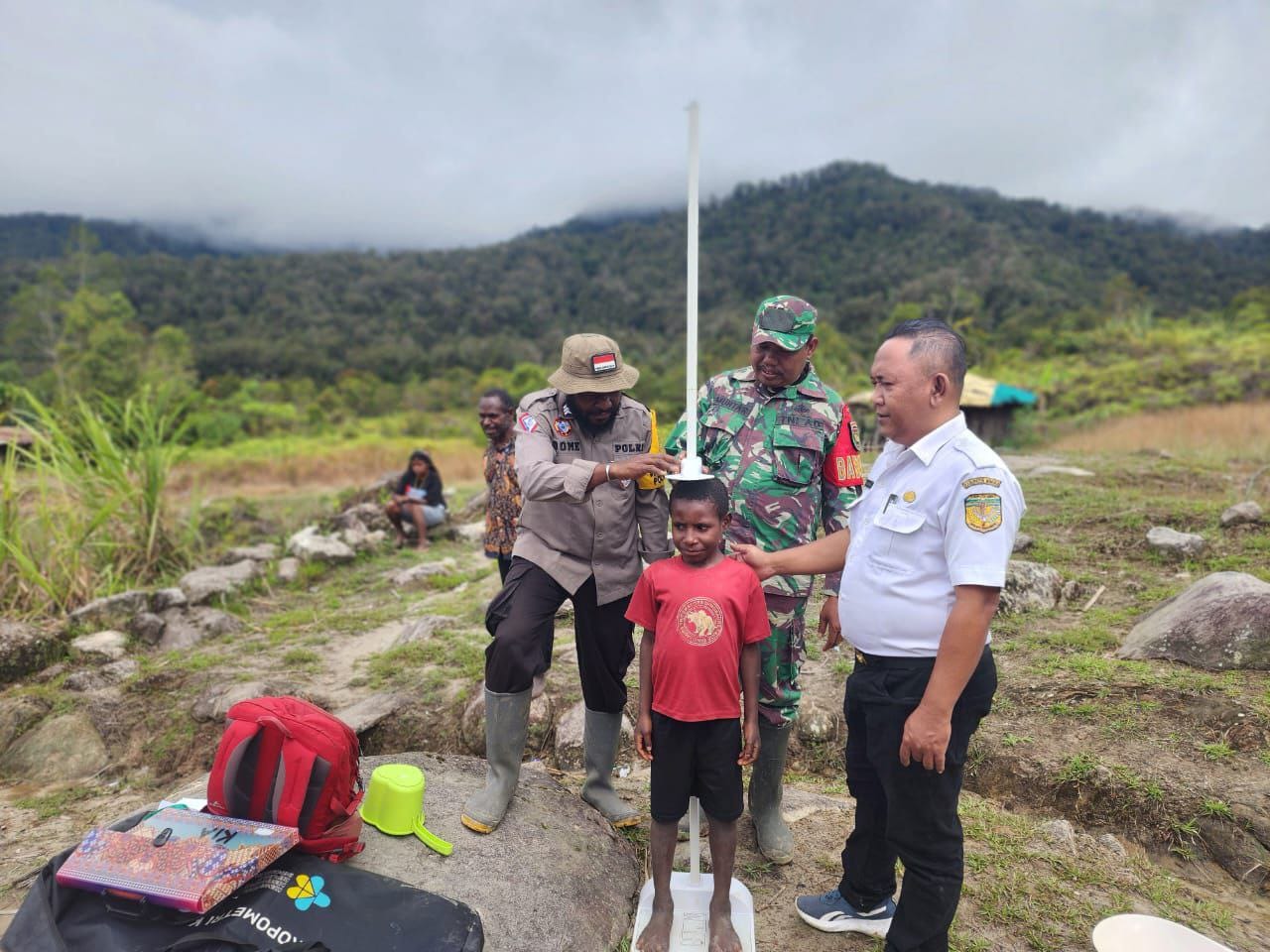 Babinsa Koramil 1710-05/Jila Bersama Puskesmas Lakukan Pusjaki Untuk Berikan Layanan Kesehatan Kepada Masyarakat